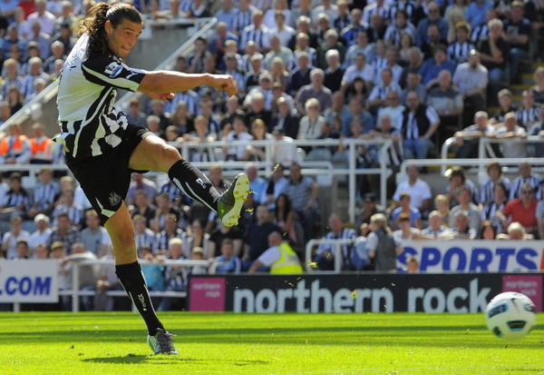 Newcastle stun Villa 6-0 to continue weekend goal rush