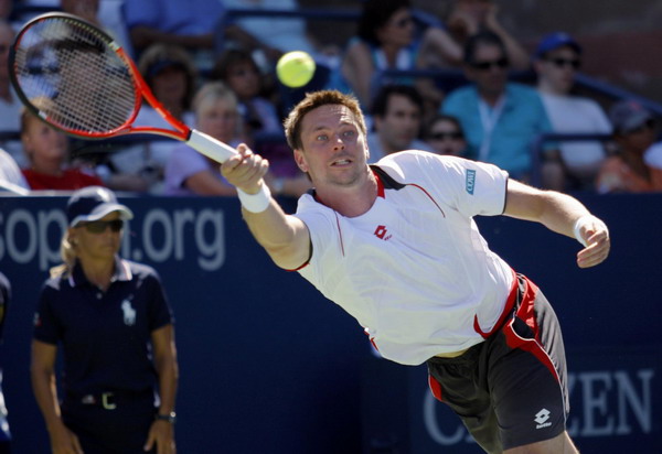 Soderling advances after early US Open test