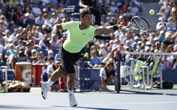 Nadal powers by distracted Simon to advance