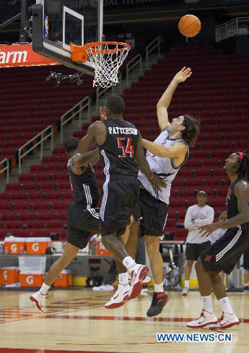Yao practices as Rockets open training camp
