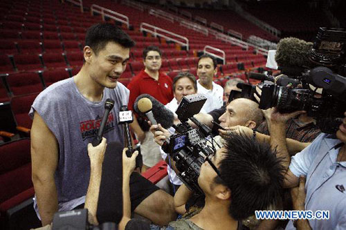 Yao practices as Rockets open training camp
