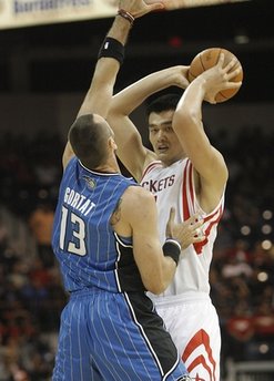 Yao plays 12 minutes in Rockets return