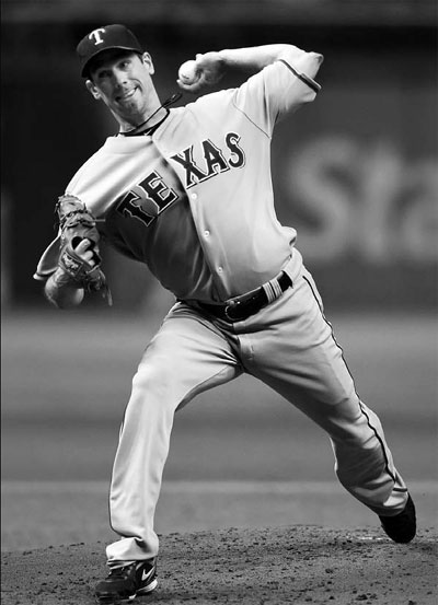 Lee pitches Rangers past Rays