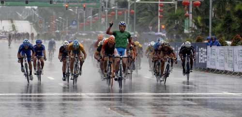 Heavy rain delays Hainan cycle race