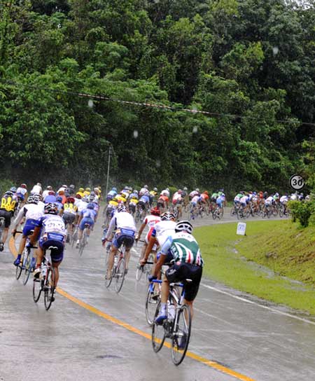 Heavy rain delays Hainan cycle race