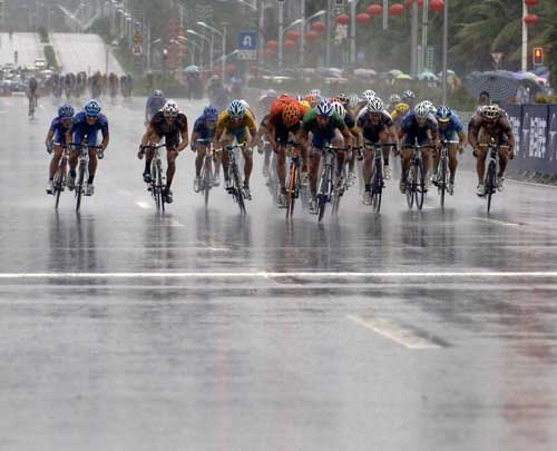 Heavy rain delays Hainan cycle race