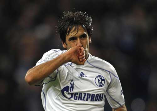 Raul double fires Schalke to 3-1 win over Hapoel