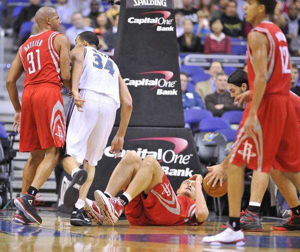 Rockets' Yao leaves game with left leg injury