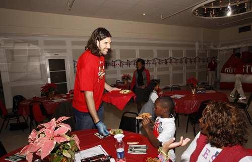 Yao, Rockets share Christmas cheer in Houston