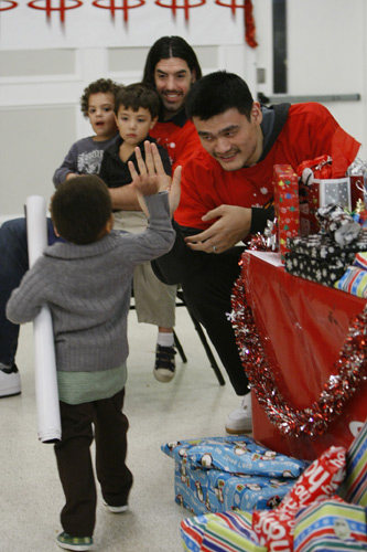 Yao, Rockets share Christmas cheer in Houston