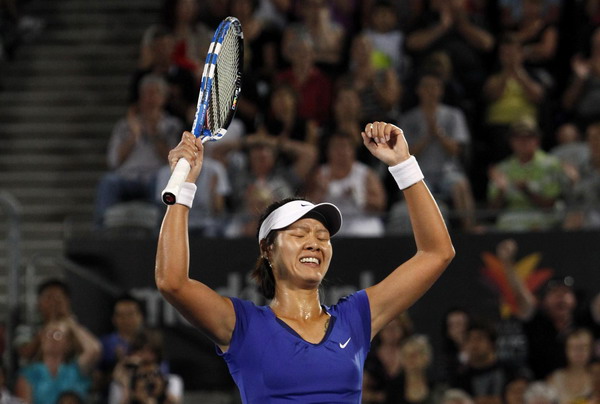 Li Na shrugs off 5-0 deficit to shock Clijsters