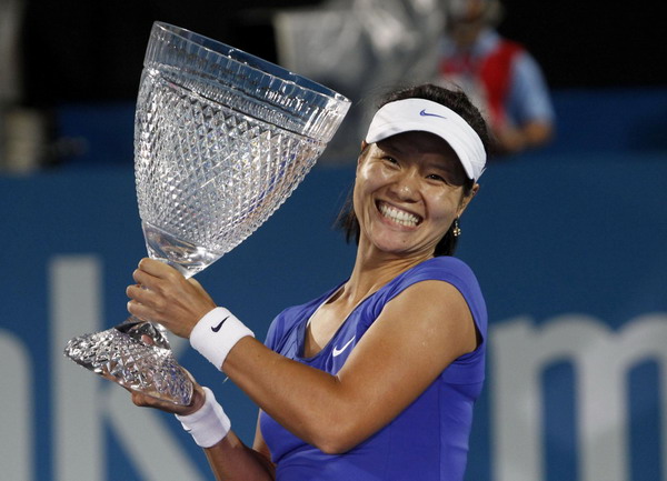Li Na shrugs off 5-0 deficit to shock Clijsters