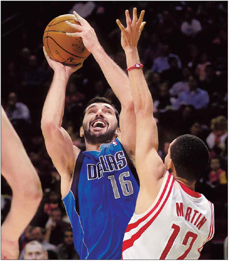 Stojakovic on target, Mavs beat Rockets