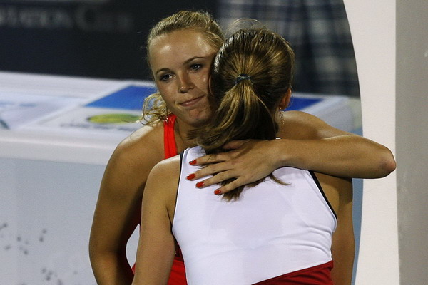 Wozniacki through in Dubai as opponent collapses