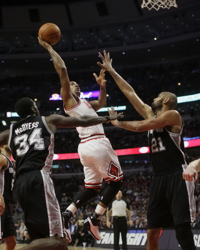 Rose leads rampaging Bulls past road-weary Spurs