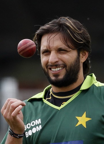 Pakistani cricket captain to join English club