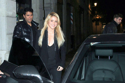 shakira pique 2011. Shakira, Pique spotted holding