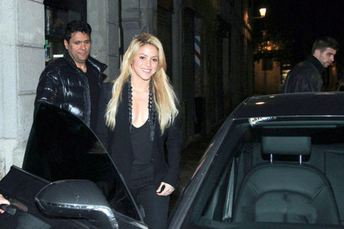 fotos shakira pique. Shakira, Pique spotted holding