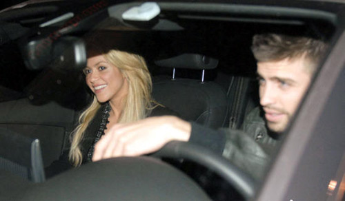 fotos shakira pique. Shakira, Pique spotted holding