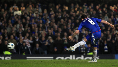 Chelsea comes from behind to beat Man United 2-1