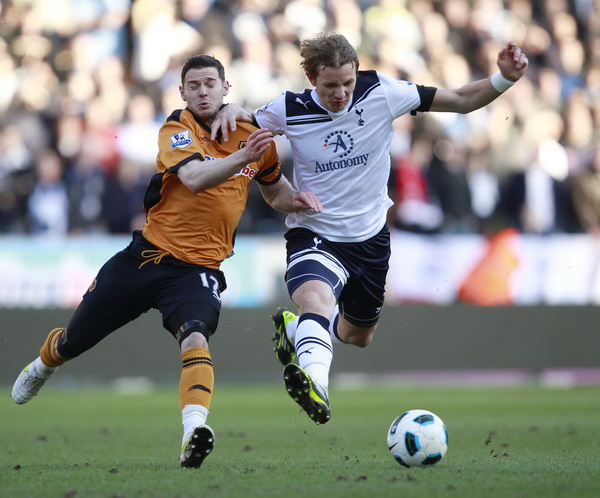 United loses 3-1 at Liverpool, Spurs draw