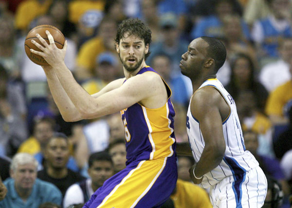 Paul's triple-double lifts Hornets past Lakers