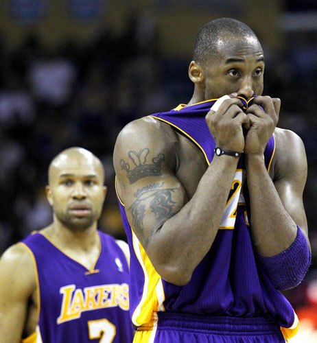 Paul's triple-double lifts Hornets past Lakers