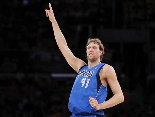 Mavs steal opener from Lakers, Hawks stun Bulls