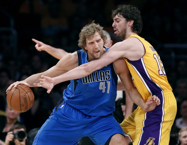 Mavs steal opener from Lakers, Hawks stun Bulls