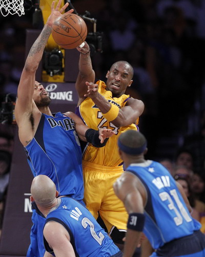 Mavs steal opener from Lakers, Hawks stun Bulls