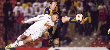 Santos holds America to scrape into Cup quarters
