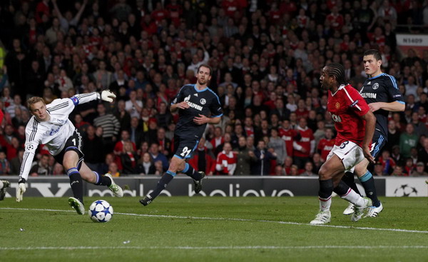 Barca next for Man United after crushing Schalke