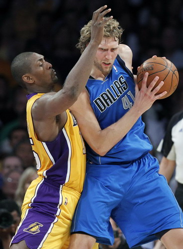 Dirk sends Mavs to 2-0 lead over Lakers