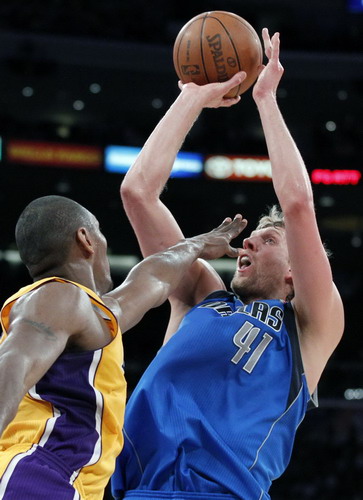 Dirk sends Mavs to 2-0 lead over Lakers