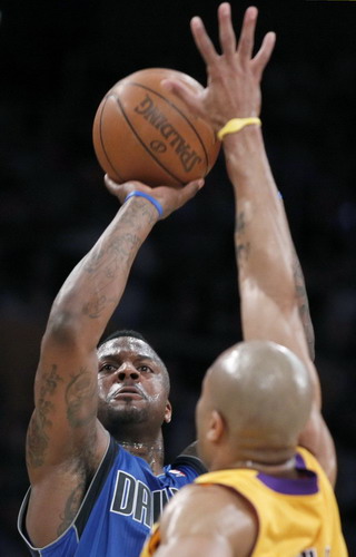 Dirk sends Mavs to 2-0 lead over Lakers