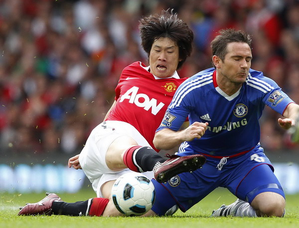 Man United scorch Chelsea to close on title