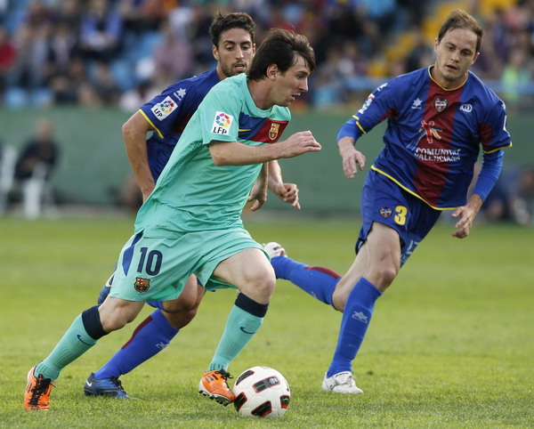 Barcelona draws Levante to claim league title