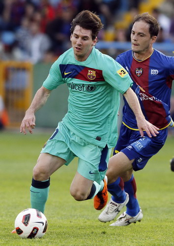 Barcelona draws Levante to claim league title