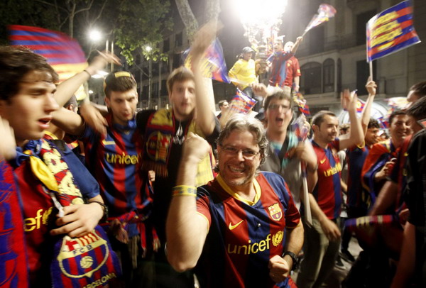 Barcelona draws Levante to claim league title
