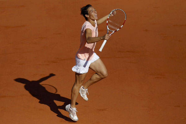 Schiavone bottles up Bartoli to reach final