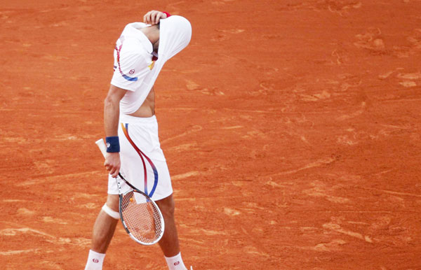 Federer ends Djokovic's unbeaten run at Roland Garros