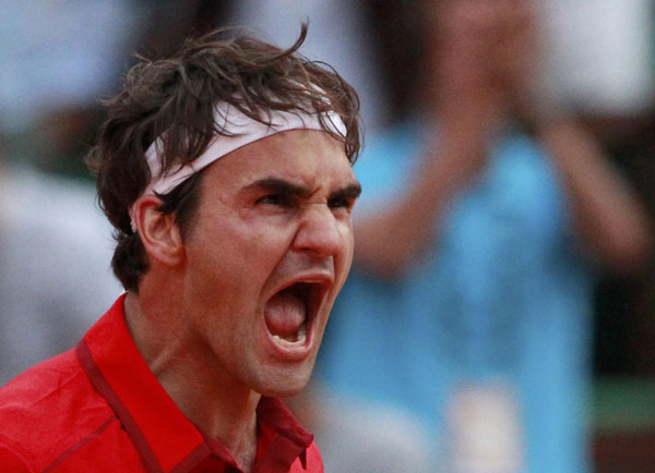 Federer ends Djokovic's unbeaten run at Roland Garros