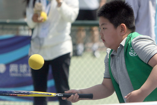 Children rushing to serve after Li's victory