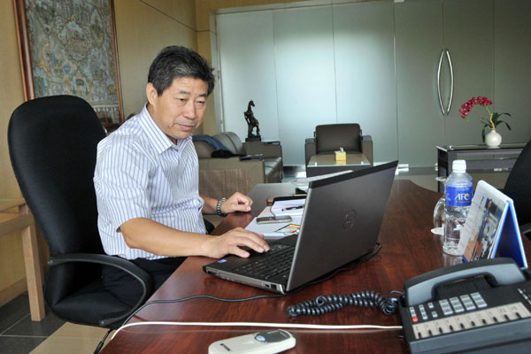 China's Zhang Jilong assumes office as 