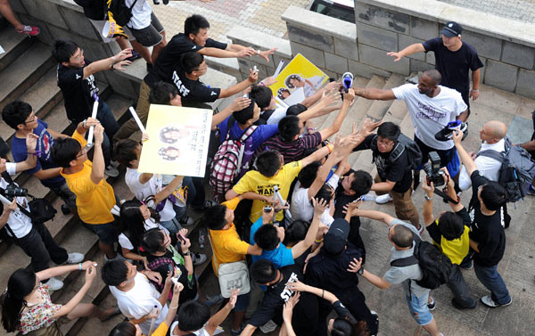 Kobe wows fans during China tour