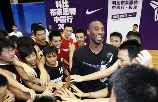 Kobe wows fans during China tour