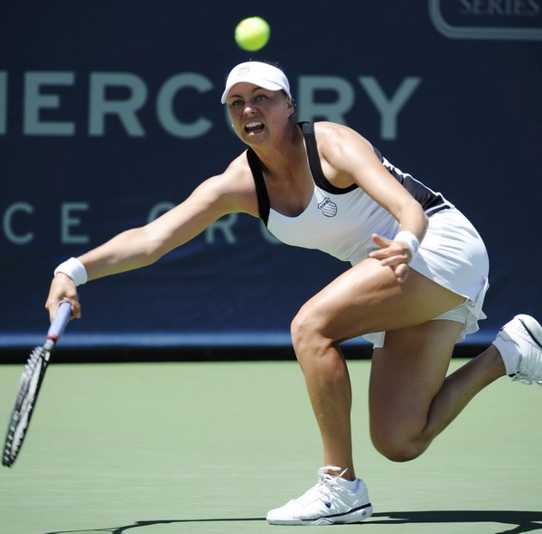 Radwanska beats Zvonareva to win Carlsbad title