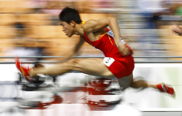 Liu Xiang impresses as top hurdlers ease through