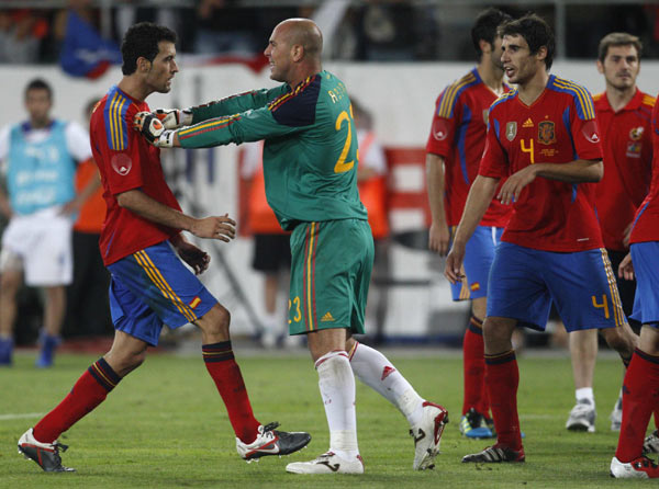 Brawl over penalty spoils Spain win over Chile