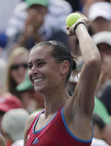 Pennetta upsets Peng Shuai to reach quarters